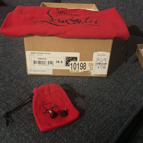 Christian Louboutin - Picture 7 of 7